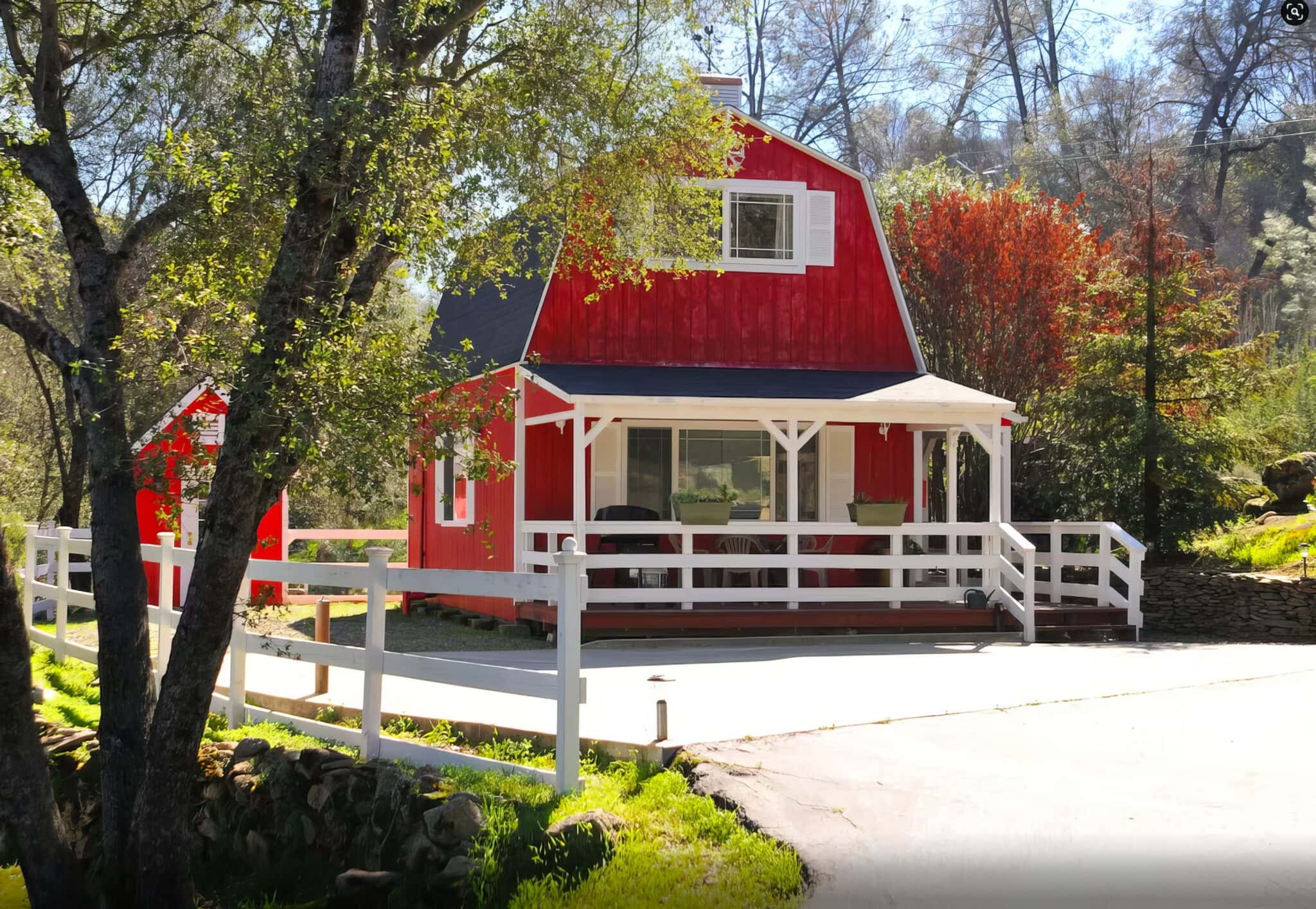 The Red Barn Inn | Discover Yosemite National Park