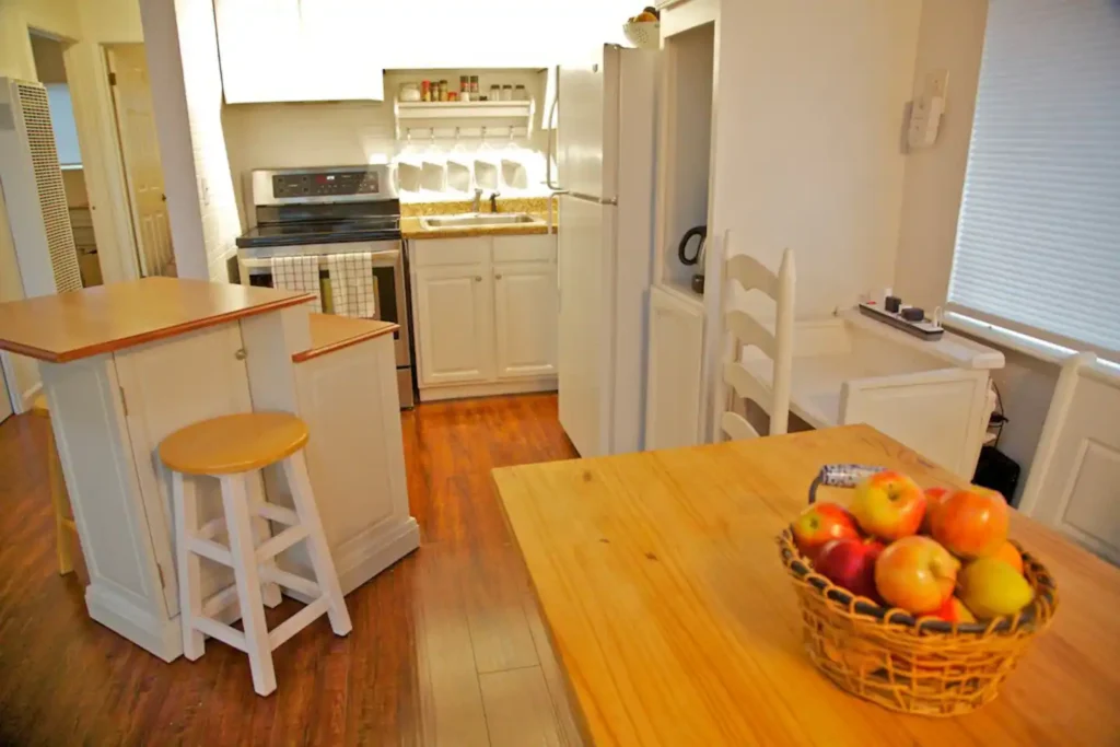 fully equipped kitchen