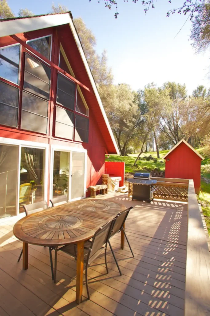 deck with outdoor dining