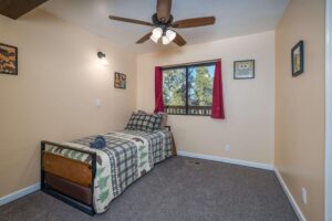 bedroom with twin bed