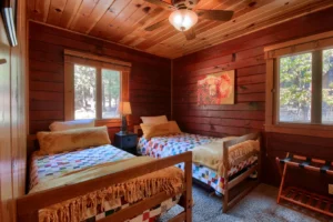 bedroom with two twin beds