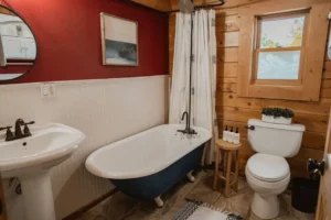 bathroom with tub