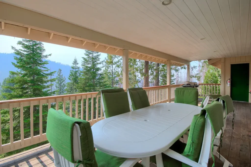 deck with outdoor dining