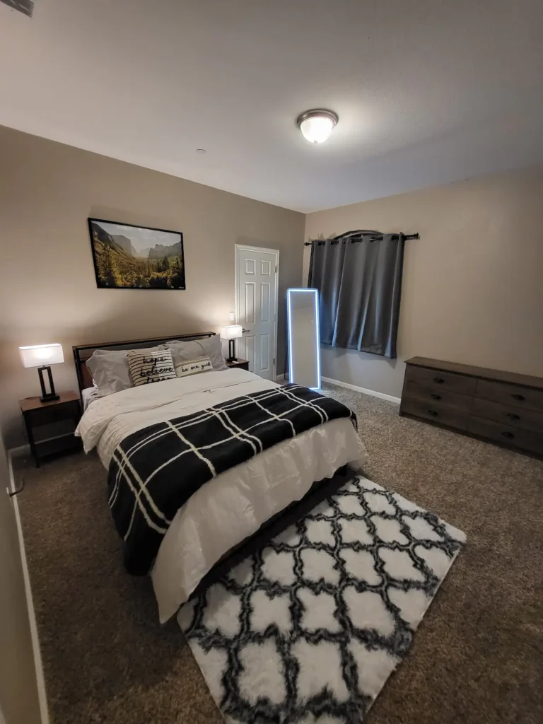 bedroom with queen bed