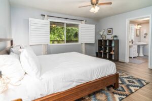 bedroom with queen bed