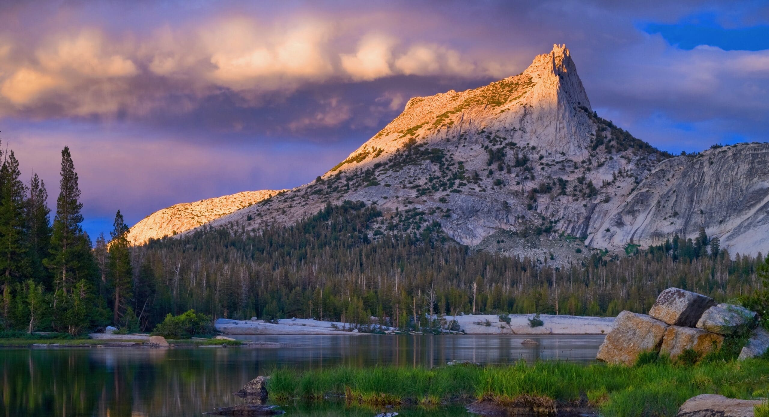 Celebrated Summits: The Mountain Peaks of Yosemite